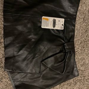 Short leather Zara